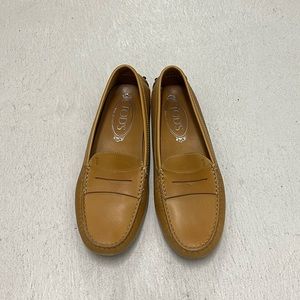 Tod’s tan brown Gommino leather loafers size 35.5